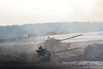 Десантники и гвардейцы во время проверки ВС сдают нормативы по огневой подготовке в Борисовском районе