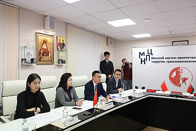 Роботический комплекс для операций запустили в МНПЦ хирургии, трансплантологии и гематологии