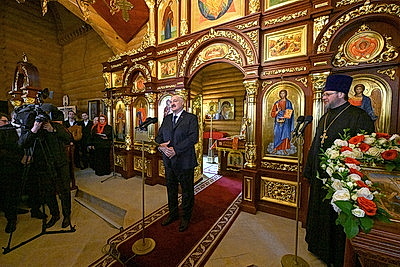 Лукашенко зажег пасхальную свечу в одном из деревенских храмов