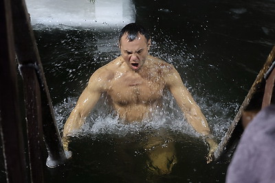 Православные верующие празднуют Крещение Господне