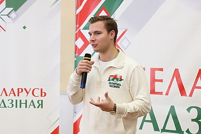 \"Единство начинается с каждого из нас\". Молодежь обсудила ценности праздника на акции \"Беларусь адзіная\"