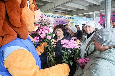 Настроение с доставкой к рабочему месту. В Могилеве идут концерты в цехах предприятий ко Дню женщин