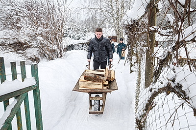 От неисправной печи до падения под лед. Спасатели рассказали про основные опасности зимнего периода