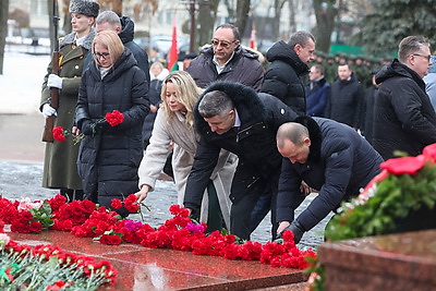 Праздник мужества и верности долгу: в регионах Беларуси 23 февраля прошли торжественные митинги