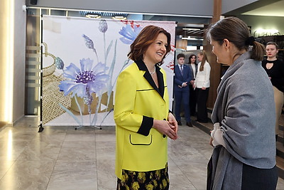 Белорусские льняные изделия, косметика, фарфор. Что показали зарубежным дамам на приеме накануне 8 Марта