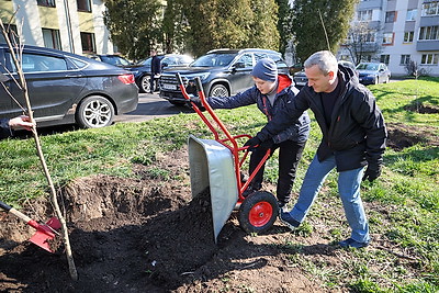 Республиканский субботник: сотрудники Госсекретариата приняли участие в благоустройстве сквера