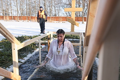 Православные верующие празднуют Крещение Господне