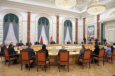 Лукашенко вручил дипломы доктора наук и аттестаты профессора