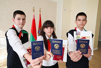 Паспорта лучшим учащимся из Минской области вручили в старейшей гимназии страны