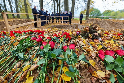 Школьникам показали захоронение жертв геноцида в Смольянах