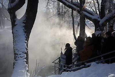 Православные верующие празднуют Крещение Господне
