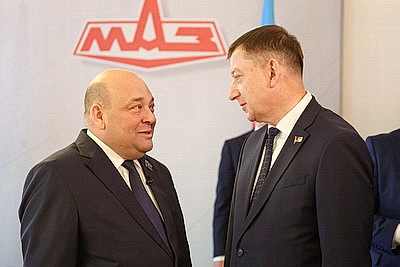 МАЗ поставит 100 машинокомплектов для производства коммунальной техники в Азербайджан