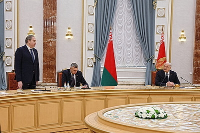 Лукашенко вручил дипломы доктора наук и аттестаты профессора