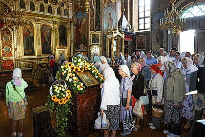 Православные верующие отмечают Яблочный Спас