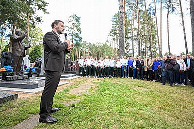 Памятник легендарному спортсмену Александру Медведю открыли на Восточном кладбище в Минске