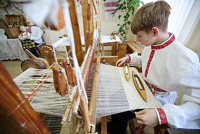 Материалов на 100 лет. Как в Минской области сохраняют традиции местного ткачества