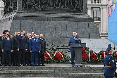 Лукашенко возложил венок к монументу Победы в Минске