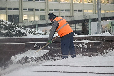 В Бресте 75 единиц спецтехники убирают снег на улицах города
