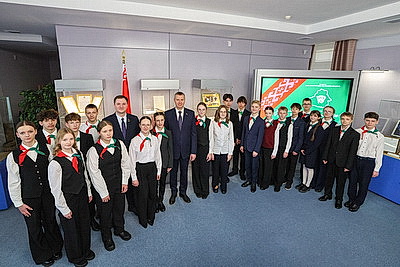 Крутой - школьникам: паспорт - это документ, в котором встречается ваша личная история и корни всей страны