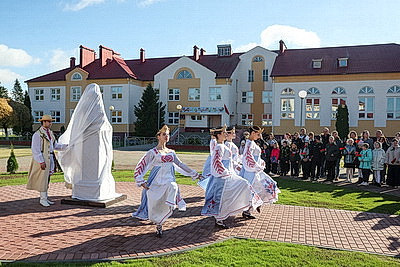 В Шкловском районе открыли скульптуру Героя Социалистического Труда Нины Барановой