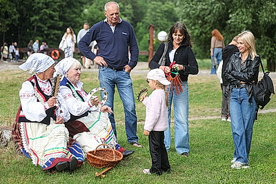 Цветочные венки, народные песни и танцы. Один из самых летних праздников - Купалье прошел на Августовском канале