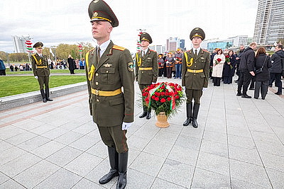 Праздник труда начался с возложения цветов к стеле \"Минск - город-герой\"