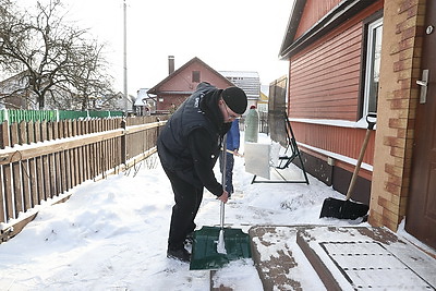 Помогают пожилым и чистят территории. К уборке снега присоединилась молодежь