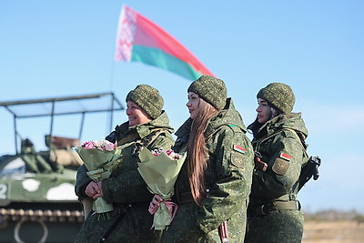 Женщин-военнослужащих Западного оперативного командования с наступающим 8 Марта поздравили на полигоне