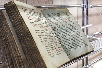 Знамя 1939 года и редкие издания. В Минске представили возвращенные исторические ценности