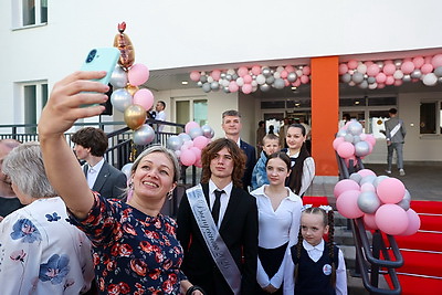 Последние звонки для выпускников 9-х и 11-х классов прозвенели по всей Беларуси