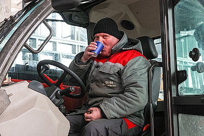 Мороз не страшен. На помощь строителям технопарка в Минске поспешил \"Васильковый патруль\" БСЖ