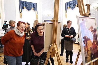 \"Ода белорусской женщине\". Со сцены Купаловского театра читают стихи на \"роднай мове\"