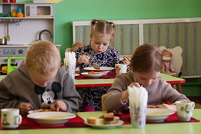 \"Хочется всем показать, как мы живем\". Как Новые Самотевичи развиваются спустя 40 лет после ЧАЭС