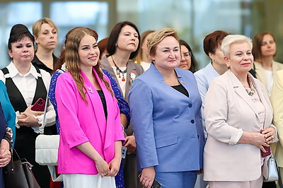 \"Мы разные, но мы едины\". Экскурсия во Дворец Независимости дала старт новому проекту Белорусского союза женщин