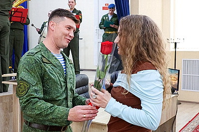 Главный подарок ко Дню матери - время с сыновьями. Солдаты-срочники 38-й бригады поздравили своих мам