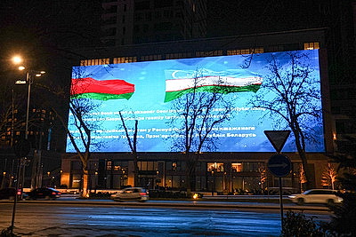 В Ташкенте здания окрасились в цвета белорусского флага