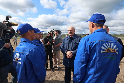 Лукашенко встретился с передовиками уборочной кампании в Минском районе