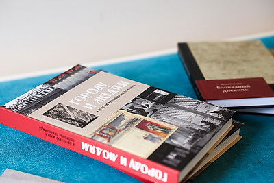 Белорусские книги о Великой Отечественной войне передали в Музей обороны и блокады Ленинграда