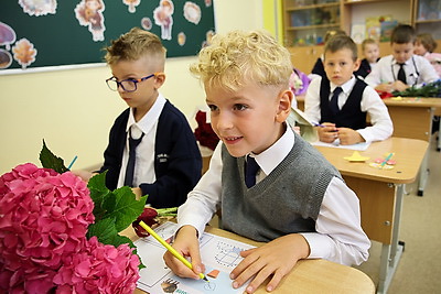 \"Школа для каждого, школа для всех\". В Минске прошли торжественные линейки ко Дню знаний
