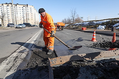 В Беларуси ведутся весенние ямочно-ремонтные работы