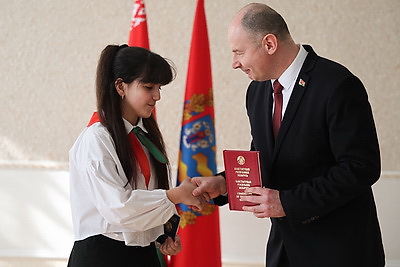 Паспорта лучшим учащимся из Минской области вручили в старейшей гимназии страны