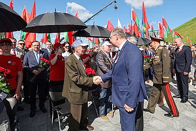 Символ мужества и гордости народа. Торжества по случаю Дня Независимости проходят на Кургане Славы