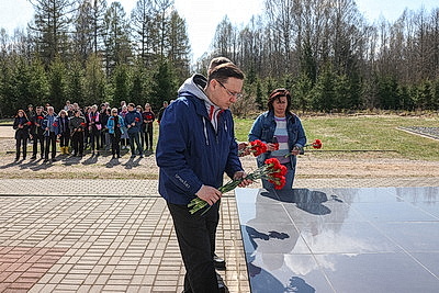 Республиканский субботник: коллектив Администрации Президента принял участие в благоустройстве мемориального комплекса и посадке леса