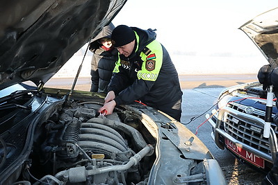 Запуск двигателей, буксировка и горячий чай: как ГАИ Могилевской области помогает людям в морозы