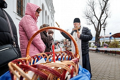 Православные верующие освящают пасхальную трапезу в храмах Беларуси