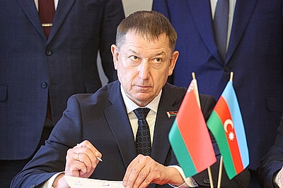 МАЗ поставит 100 машинокомплектов для производства коммунальной техники в Азербайджан