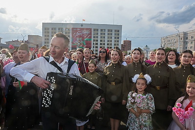 Более сотни Екатерин спели песню \"Катюша\" на площади Единства в Могилеве