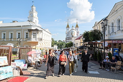 Живая музыка, ярмарки и уличные перформансы: праздничная атмосфера царит на улицах фестивального Витебска