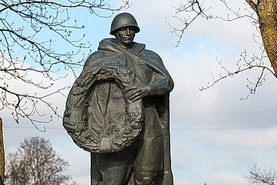 Республиканский субботник: премьер-министр принял участие в благоустройстве братской могилы в Минском районе