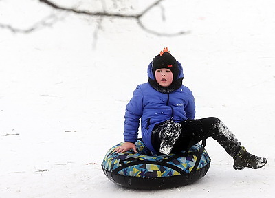 Любители активного отдыха провели праздничные выходные на снежных склонах